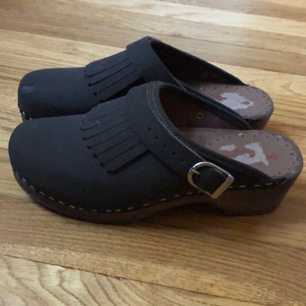 Fringe clogs